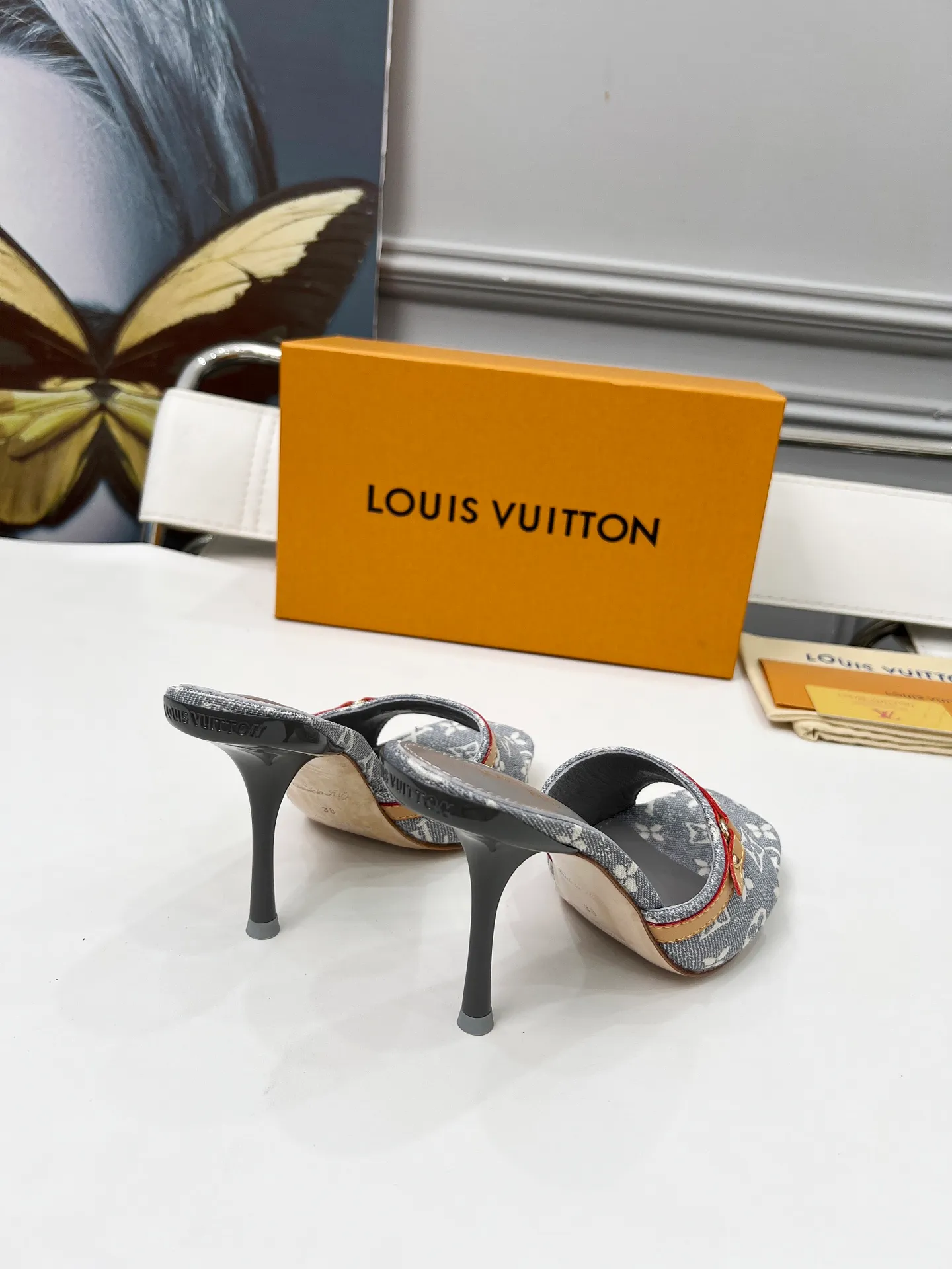 👟👟Ex-factory price 440👟👟 LV new denim kitten heel slippers 2025 summer must-have for goddesses, original replica, super comfortable on the feet. Show off the queen's temperament, the heel height is 9.5CM, which shows your temperament without being tiring. Leather outsole. Standard code: 35-42 (41 and 42 codes are customized, non-returnable and non-exchangeable)